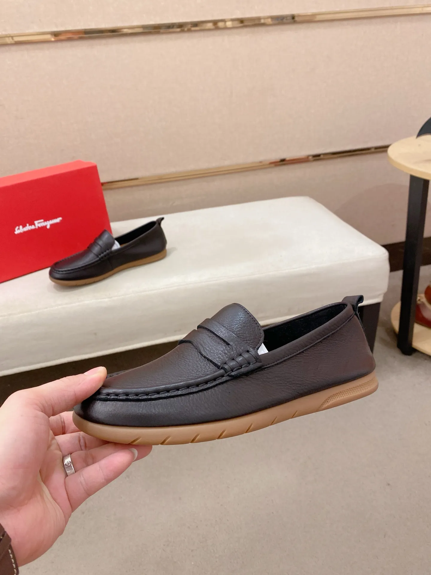 Factory price 500💰 Original Ferragamo men's shoes! The world's top brands...Luxury quality...//Fashion and high-end footwear 👍💪🏻...give you a low-key luxury comfort experience👍. The upper is made of pure Italian imported original cowhide and sweat-absorbent sheepskin lining. It is comfortable and breathable, high-end and classy... luxurious and noble!! .. OEM factory shipment [Hug] stall.. Original board. Welcome to taste..38--44.